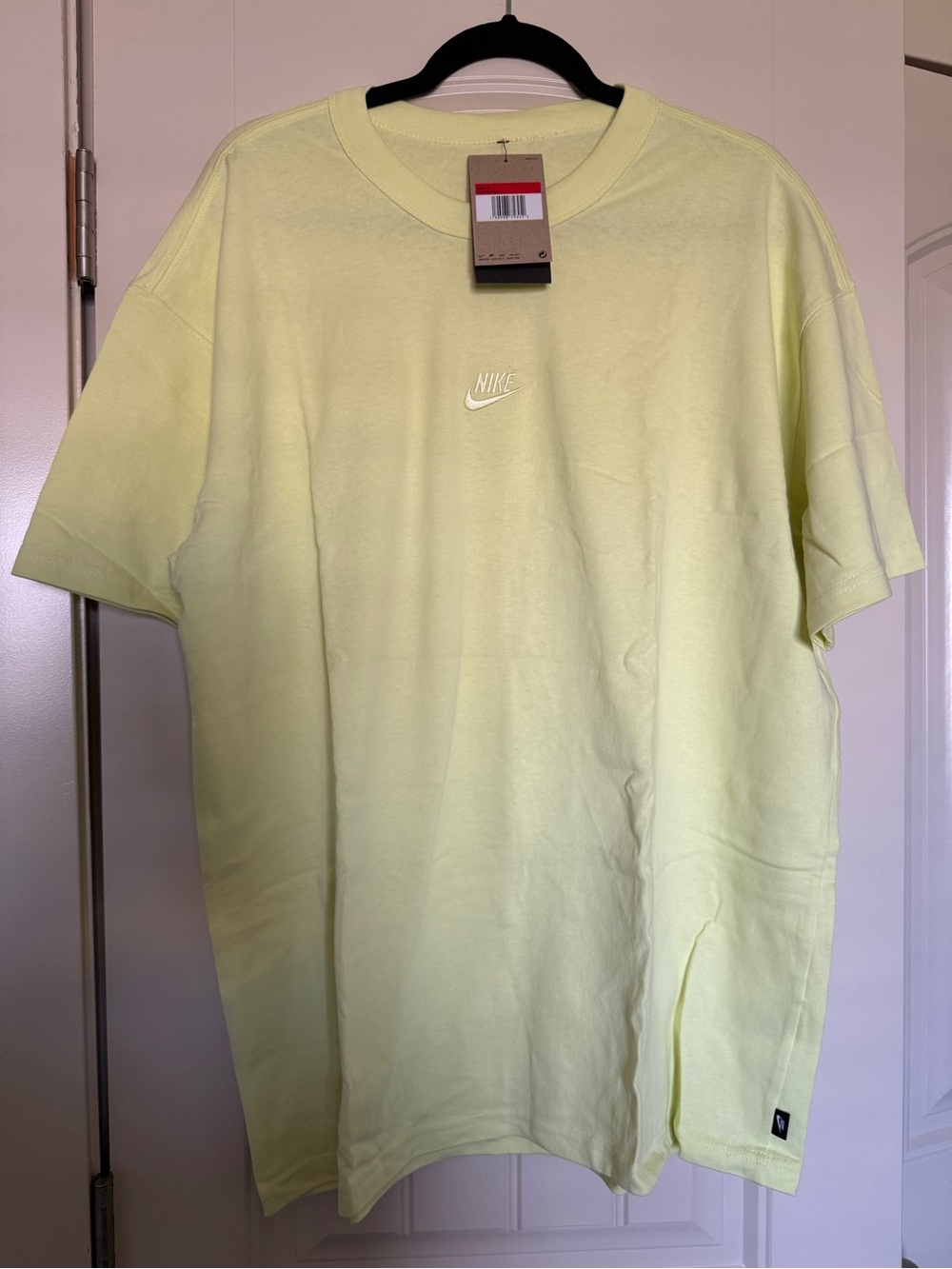 Nike Men’s Sportswear Premium Essentials t shirt